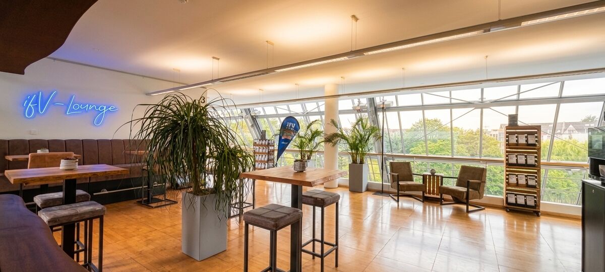 Die ifV-Lounge mit Stehtischen und Sitzecken am Fensterband