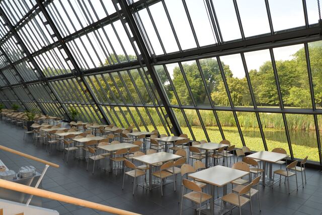 Cateringbereich in der Arkade des Wissenschaftsparks unter dem Glasdach