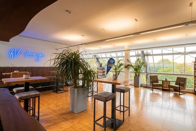 Die ifV-Lounge mit Stehtischen und Sitzecken am Fensterband
