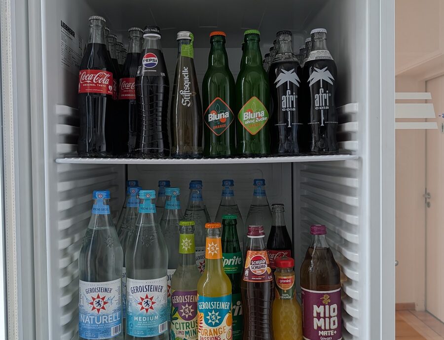 Offener Getränkekühlschrank im Seminarbereich des ifV mit Wasser, Schorlen, Limonaden und Cola