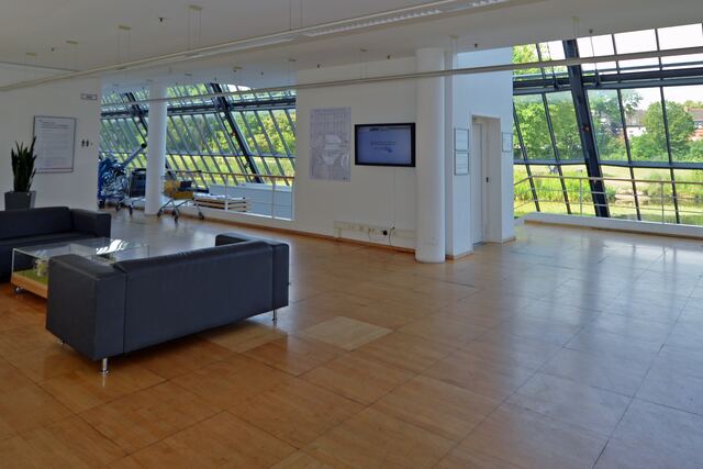 Foyer am Haupteingang des Wissenschaftsparks mit Information und Sitzgruppen