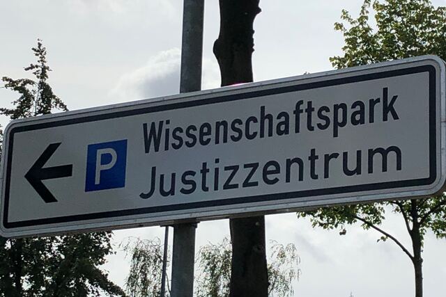 Parkplatzschild Wissenschaftspark Justizzentrum