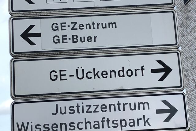 Straßenwegweiser in Gelsenkirchen mit Hinweis auf Justizzentrum und Wissenschaftspark